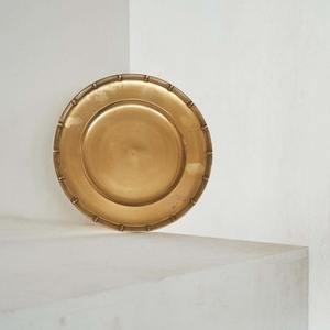 Assiettes de chargeur en métal au look vintage fabriquées à la main avec des détails traditionnels pour des installations de dîner charmantes - Product Image 2