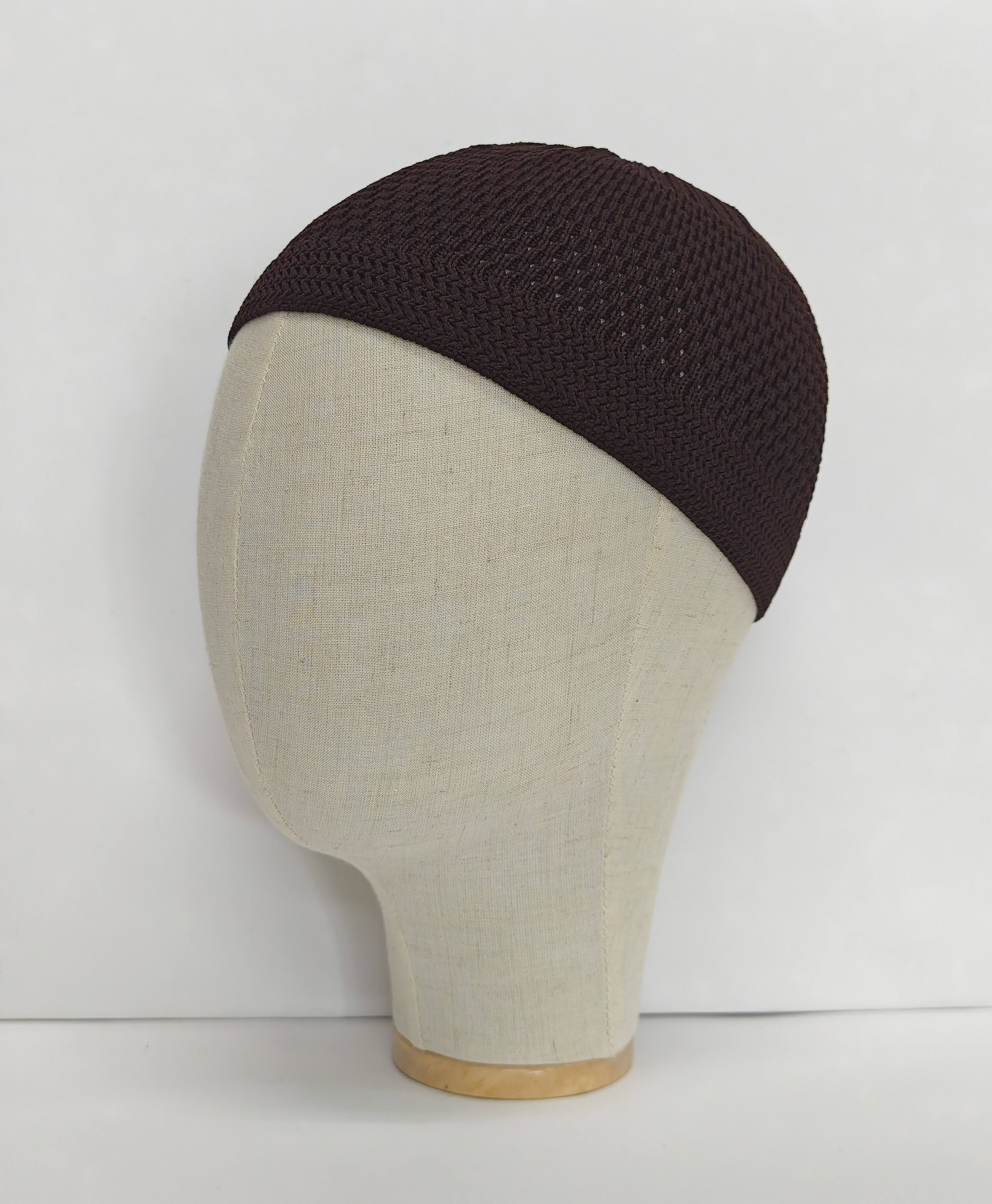 สีแดงเข้ม