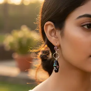 Boucles d'oreilles pendantes en perles florales noires pour femmes - Boucles d'oreilles pendantes tendance en cuivre - Product Image 2