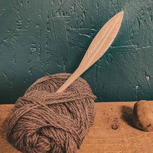 Pasador de Pelo de Hueso, Declaraciones de Estilo Artesanal Atemporales para Amantes de la Moda por Crescent Crafts - Product Image 1