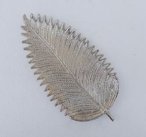 Diseño industrial de inspiración vintage Material metálico con formato de resorte de hoja emplumado de aluminio elaborado intrincadamente - Product Image 1