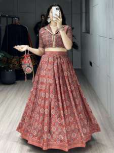 ผ้าเครปผ้าไหมที่ดูงดงามพิมพ์ลาย ajrakh lehenga choli แฟชั่นสำหรับผู้หญิงจาก Surat - Product Image 3