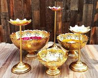 Urli décoratif en laiton de conception attrayante avec des ensembles de bougeoirs pour la décoration de mariage Diwali Special Urli par HAND MADE CRAFT