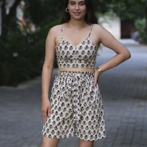 Ensemble 2 pièces pour femme à imprimé floral, haut de longueur classique avec short au-dessus du genou, col vintage à nœud tissé, coordonnés - Product Image 1