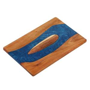 Bandeja de Servicio Rectangular de Madera Personalizada con Resina Epoxi Azul, Plato de Madera Hecho a Mano para Servir Alimentos en Restaurantes, Hoteles y Hogares - Product Image 3