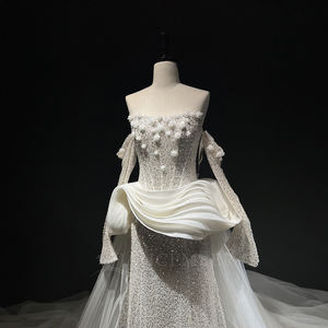 Robe de mariée sirène moderne et brillante NT97 à col bateau et volants, avec traîne chapelle, jupe longue, fleurs, cristaux et dentelle - Product Image 3