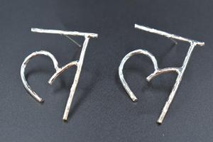 ต่างหูแบรนด์ดีไซเนอร์ใหม่ล่าสุดปี 2025 เครื่องประดับหรูหรา ตัวอักษรภาษาฮินดี ชุบทอง สำหรับผู้หญิง - Product Image 2