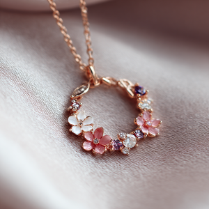 Collier pendentif fleur en émail avec logo personnalisé et fournisseur de bijoux OEM en zircon - Product Image 1