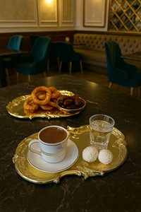 Elegante juego de 2 bandejas de metal dorado, ideales para servir bebidas, aperitivos, desayuno, almuerzo y entradas en el hogar, o en fiestas, procedentes de la India. - Product Image 3