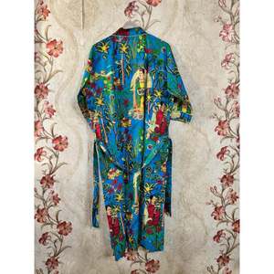 Vintagista para Frida Kahlo: Bata de algodón con estampado floral, suave, con cordón de ajuste y logotipo personalizado, ideal para el hogar y la noche. - Product Image 4