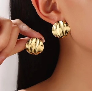 Clous d'oreilles élégants à la mode avec un look moderne, parfaits pour un usage quotidien et un habillage de fête disponibles à la vente - Product Image 4