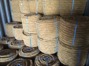 Fibra de coco natural hecha a mano, creando una cuerda única - Product Image 3