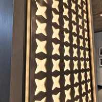 Paravent en treillis de cuivre et séparateur de pièce à motif géométrique pour hall d'hôtel, restaurant et intérieurs commerciaux