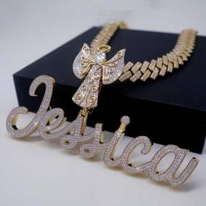 จี้เพชรเลตเตอร์สำหรับผู้ชาย ทำด้วยมือ ประดับเพชรแล็บเกรดพรีเมียม เงินแท้ พร้อมสร้อยคิวบาลิงค์แบบไอซ์เอาท์ เหมาะสำหรับทุกโอกาส - Product Image 2