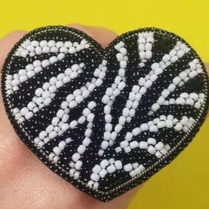 Broche brodée de perles de rocaille personnalisée Père Noël, design unique, broderie perlée de couleurs variées - Product Image 1