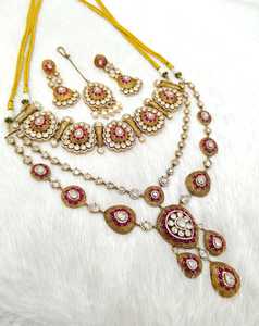 Bijoux Mosenite de style antique Collier et boucles d'oreilles sertis de pierres et de perles Superbe finition dorée pour mariage et occasions - Product Image 6