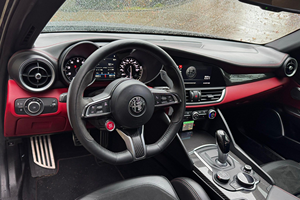 Voiture électrique AL FA RO MEO GIULIA QUADRIFOGLIO 2018 avec une autonomie de 501 à 600 km, une puissance de 100 à 150 kW, une batterie de 90 à 110 kWh - Product Image 3