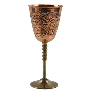 廉价价格优质铜压花设计高脚杯，带黄铜底座和闪亮的波兰铜酒杯，适用于酒吧和度假村