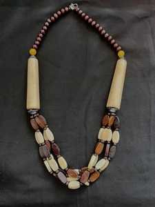 Collier en résine orange audacieux avec une grosse perle brillante, bijoux fantaisie faits à la main, accessoire de mode vibrant et volumineux pour femmes - Product Image 5