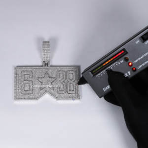 Pendentif Hip Hop exclusif en or blanc 14KT surélevé avec un diamant de coupe rond cultivé en laboratoire avec une clarté VVS améliorée - Product Image 2