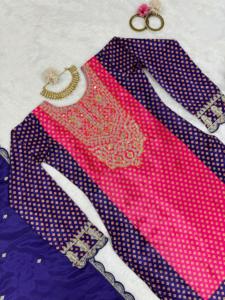 Ensemble de costumes de créateurs de couleurs Signature en chinon somptueusement lourd avec des détails intérieurs sophistiqués et un codage complexe - Product Image 5