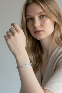 Brazaletes Geométricos de Lujo Plateados con Perla de Corte Esmeralda y Cristales de Alto Brillo para Aniversario - Product Image 4