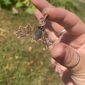 Dainty Pendentif Bijoux Poire Forme Quartz Fumé Gemmes Pendentif En Laiton Plaqué Or Chauve-Souris En Forme De Fil Enroulé Pendentif Pour Cadeau - Product Image 1