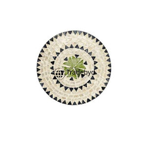 Plateau décoratif en nacre par Tradebyd pour présentation de table élégante. - Product Image 6