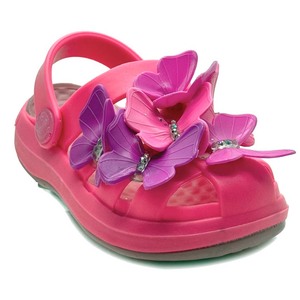 รองเท้าไม้เด็กลายผีเสื้อสีชมพูคุณภาพสูงสวมใส่สบายดีไซน์ทันสมัยและความสนุกสนาน - Product Image 1