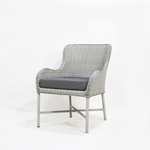 Chaise simple d'usine Artex Dong Thap avec cadre en acier enduit de poudre noire sangles et coussin en rotin demi-rond gris tissé à la main - Product Image 1
