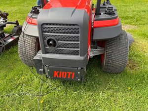 ซัพพลายเออร์ที่ดีที่สุดประจำปี 2024 เครื่องตัดหญ้าแบบ Zero Turn ยี่ห้อ KIOTI รุ่น ZXD61 ZXD72 ขนาด 24.5 แรงม้า 72 นิ้ว เครื่องยนต์ดีเซล เครื่องตัดหญ้าไฮโดรสแตติกเชิงพาณิชย์ KIOTI ZXD61 สำหรับขายในประเทศไทย - Product Image 5