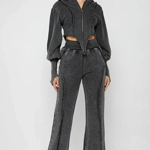 Sudadera con apliques de fabricante, conjunto de chándal con capucha y pantalones de chándal recortados con lavado ácido para mujer - Product Image 2