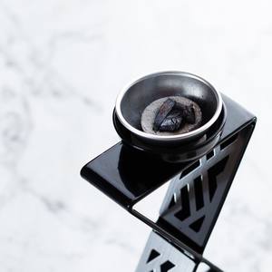 Quemador de Incienso Moderno en Forma de Z de Metal con Recipiente de Carbón Extraíble, Elegante Porta Incienso Árabe con Diseño Calado para Uso con Oud en el Medio Oriente - Product Image 4