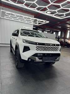 Toyota Hilux Travo Overland 2.8 Diesel Turbo Automatique 2025 d'occasion, sièges en cuir, barres de toit en alliage d'aluminium, pneus R19 - Product Image 6