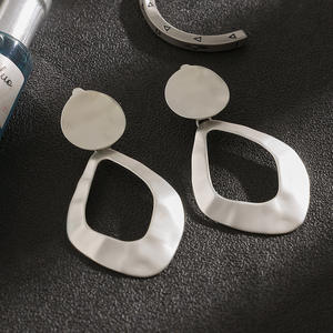 Orecchini Pendenti Grandi e Leggeri Dorati, Moderni Irregolari Geometrici Vuoti, Chic e di Tendenza in Metallo, Ideali per Feste e Regali - Product Image 6