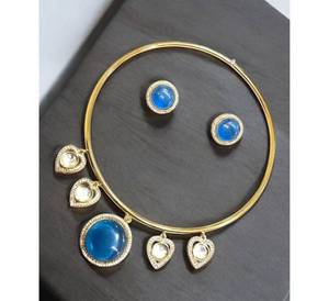 Hermoso collar azul Hasli Chokar Set con cadena de eslabones lisos Chapado en oro Elegante Ropa Étnica para hombres y mujeres en venta - Product Image 2