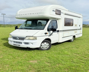 Nouvelle caravane de luxe tout-terrain 4x4 pour 4 à 6 personnes - Product Image 2