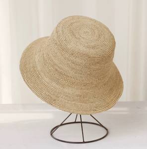 Chapeau de pêcheur en raphia fait main, tendance et décontracté, pour les voyages en plein air, la protection solaire et l'ombrage. - Product Image 2