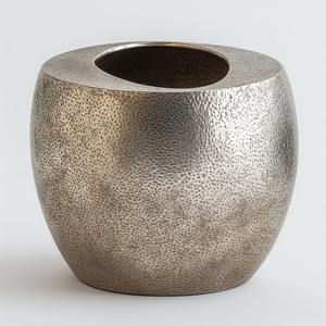 Vase contemporain élégant en métal en aluminium avec finition argentée brillante, parfait pour les maisons minimalistes et les intérieurs modernes - Product Image 4