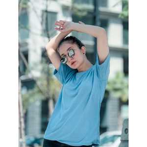 เสื้อยืดสีฟ้าขาวดำแบบอาร์กติกของผู้หญิงแฟชั่นที่สง่างามและมีสไตล์ - Product Image 5