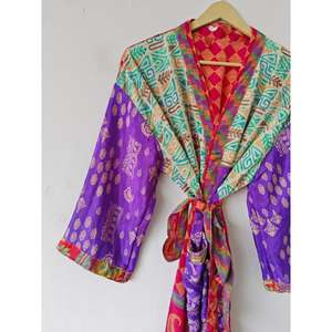 Robe de nuit vintage en soie recyclée Sari Robe Floral-Design chemise de nuit et enveloppe pour l'été et le printemps vêtements de nuit et robe de chambre écologiques - Product Image 4