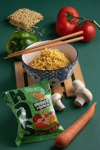 บะหมี่กึ่งสำเร็จรูปรสผัก HAS ขนาด 70 กรัม แบบซองเดี่ยว ทำจากแป้งสาลี ได้รับการรับรองฮาลาลและโคเชอร์ ไขมัน 18% ปรุงสุกใน 3 นาที แพ็ค 12 ซอง - Product Image 2