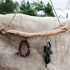 Colgante de pared de madera hecho a mano muy demandado con campanas de latón Colgante decorativo para entradas y patios - Product Image 4