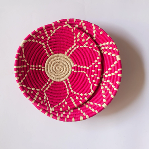 Assiette murale en herbe moonj tissée à la main en orange et naturelle avec un motif sunburst. Disponible aux prix de gros. - Product Image 5