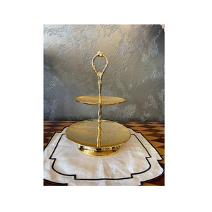 Soporte de pastel de metal hecho a mano adornado con detalles vintage y artístico pintado en oro para panaderías y organizadores de bodas - Product Image 5