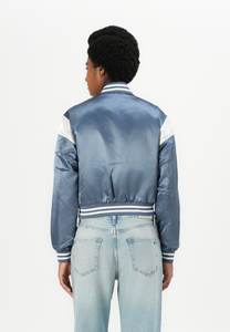 Chaqueta Universitaria Corta de Satén de Alta Calidad Personalizada para Mujer, Chaqueta Bomber, Chaqueta Universitaria con Letras - Product Image 4