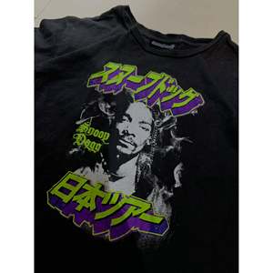 Camiseta VTG con Estampado Gráfico de Snoop Dogg, 100% Algodón Jersey, Lavado Ácido, Transpirable, 280 Gramos, Estilo Urbano Hip Hop, Corte Ajustado - Product Image 3