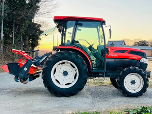 Tracteur utilitaire compact Kubota KL48Z avec motoculteur en action dans un contexte agricole - Product Image 4