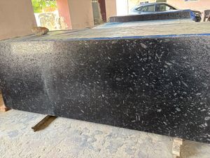 กระเบื้องปูพื้น/ผนังหินแกรนิตสีขาวมุกธรรมชาติที่เป็นมิตรกับสิ่งแวดล้อมแบบโมเดิร์น พื้นผิวขัดเงา ลวดลายสีทอง โทนสีเบจ สำหรับใช้ในวิลล่า - Product Image 2