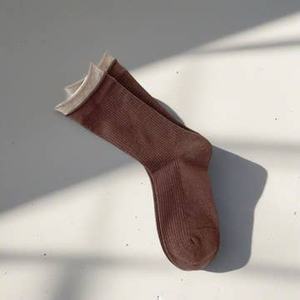 Chaussettes d'équipage de tous les jours élégantes minimalistes à logo personnalisé avec manchette contrastée Hommes Femmes Casual Confortable ODM Vietnam Factory - Product Image 2